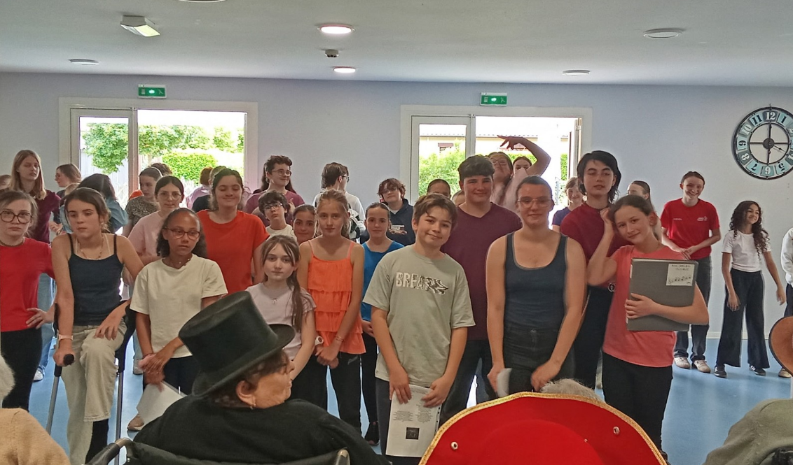 Des élèves à l'EHPAD de Saint Symphorien